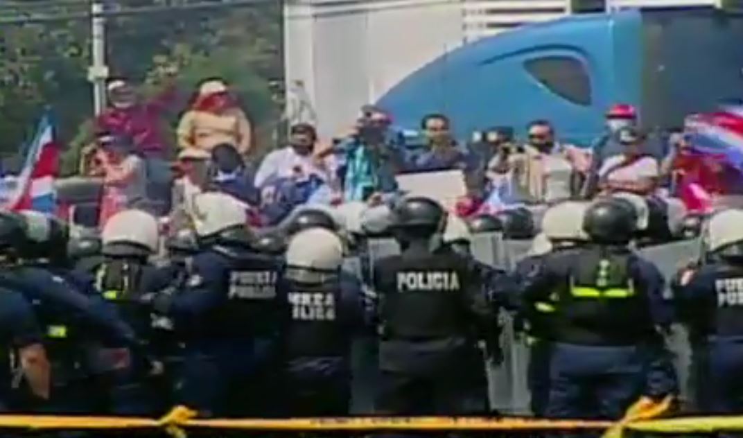 Protesta de Rescate Nacional frente a Presidencia deja oficiales heridos y manifestantes detenidos