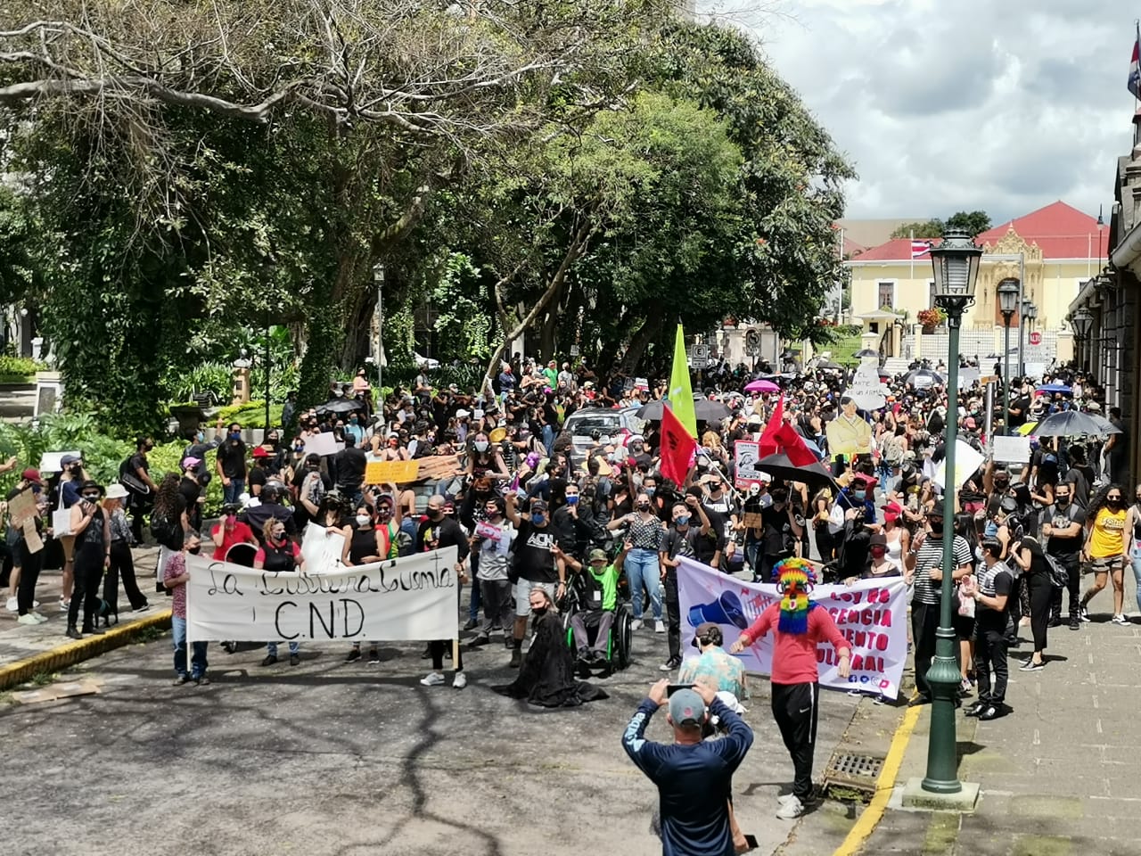 Decenas de artistas marcharon por San José contra recortes en presupuesto de Cultura