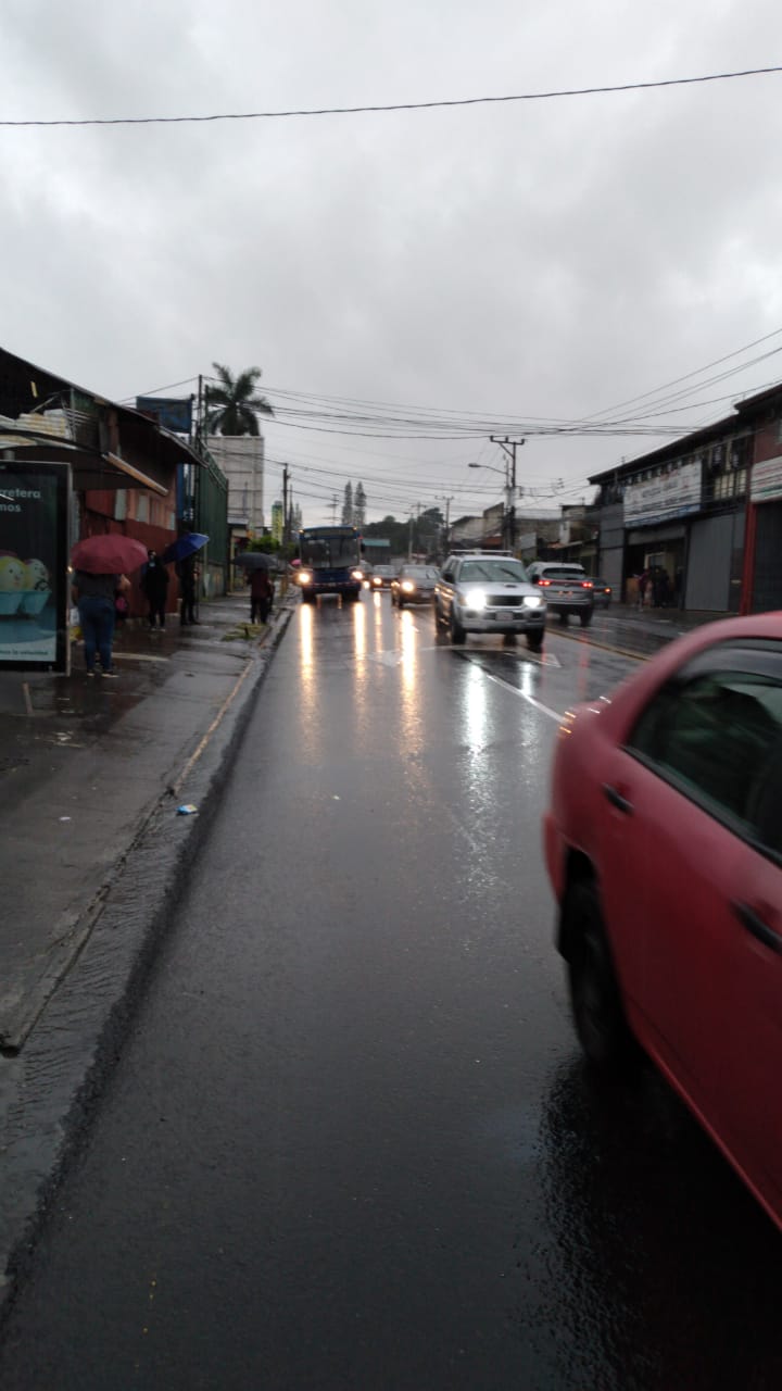 Tránsito pide a conductores aumentar precaución en carretera por fuertes lluvias de octubre