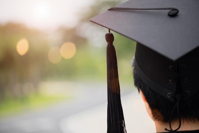 Centros educativos privados planean graduaciones presenciales de corta duración y con pocos acompañantes