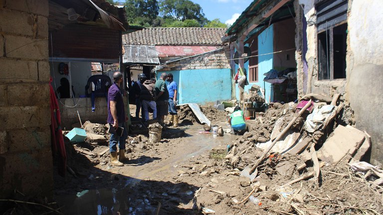 Al menos tres muertos y miles de damnificados por las lluvias e inundaciones en Venezuela