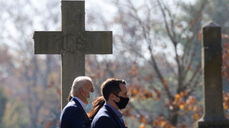 Joe Biden asistió a misa y visitó las tumbas de sus familiares tras el triunfo en las elecciones de EEUU