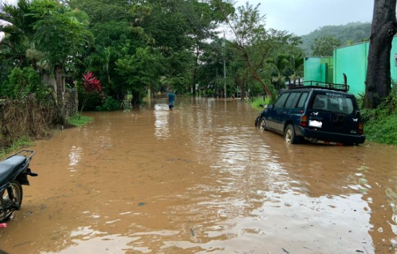 Municipalidades de cantones afectados por inundaciones trabajan en habilitar rutas y accesos