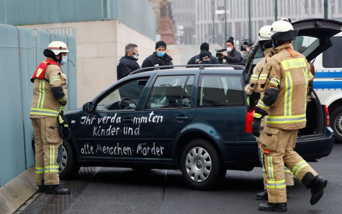Un hombre estrelló su automóvil contra la sede del gobierno de Angela Merkel en Alemania