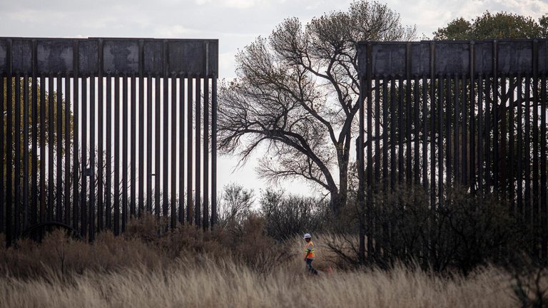 En sus últimos días de gobierno, Trump acelera la construcción del muro en la frontera