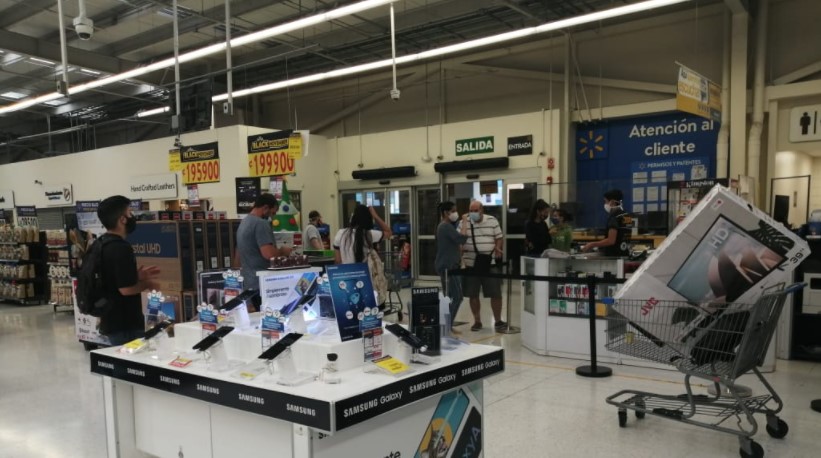 Tiendas y supermercados reportan gran afluencia de clientes en Viernes Negro