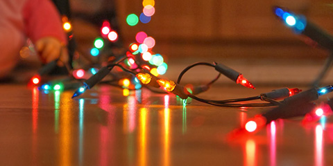 ¿Sale de viaje este fin de semana? Bomberos recuerdan desconectar luces navideñas para evitar incendios