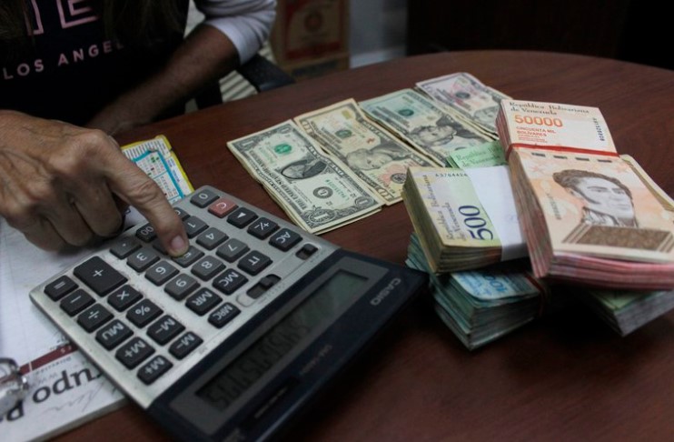 Después de permitir la dolarización de facto, el régimen de Nicolás Maduro anunció un impuesto a las transacciones en divisas