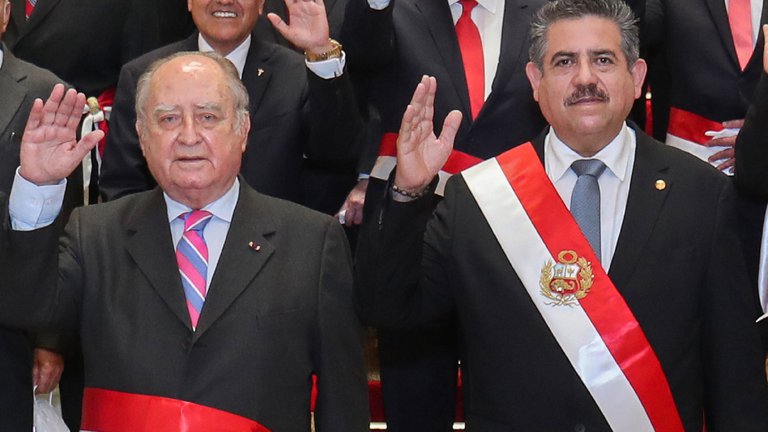 Denunciaron por homicidio al ex presidente Manuel Merino y al primer ministro de Perú tras la muerte de dos manifestantes