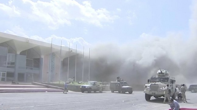 Al menos 10 muertos en un ataque contra un avión que transportaba al nuevo gobierno de Yemen