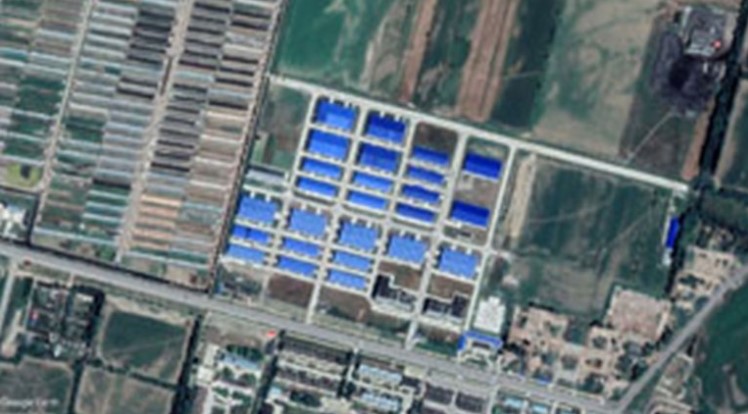 China está construyendo fábricas dentro de los campos de concentración para la minoría musulmana uigur
