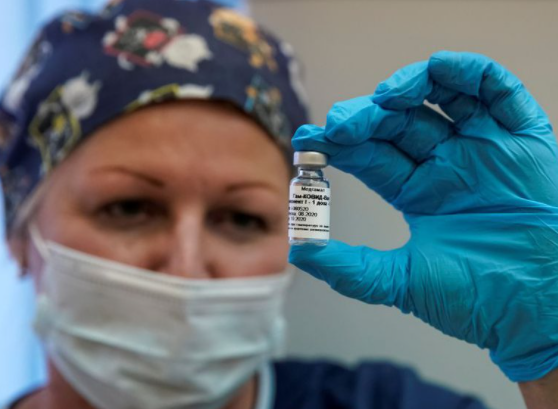 Vacuna rusa: los expertos explican por qué no es recomendable para mayores de 60 años