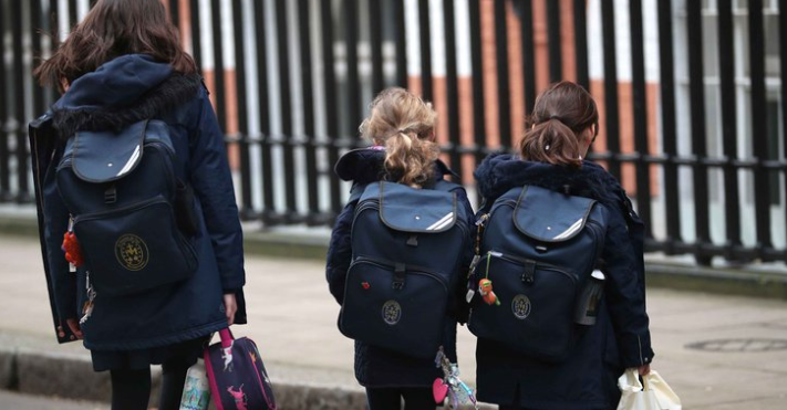 Boris Johnson mantendrá las escuelas secundarias del Reino Unido cerradas a pesar de las críticas de su propio partido