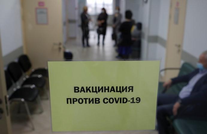 Las muertes por COVID-19 en Rusia son el doble de las informadas por Moscú