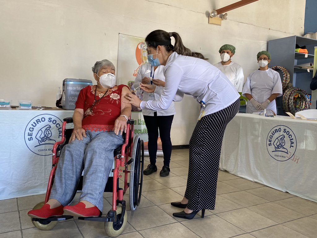 Costa Rica inició vacunación contra covid-19: Adultos mayores de 91 y 72 años fueron las primeras dos personas en recibir dosis