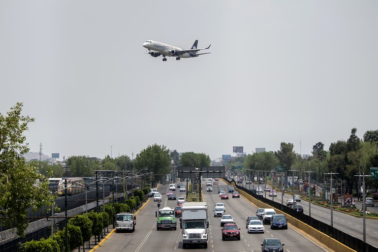 México decide hoy si cancela vuelos procedentes de Reino Unido por la nueva cepa del COVID-19