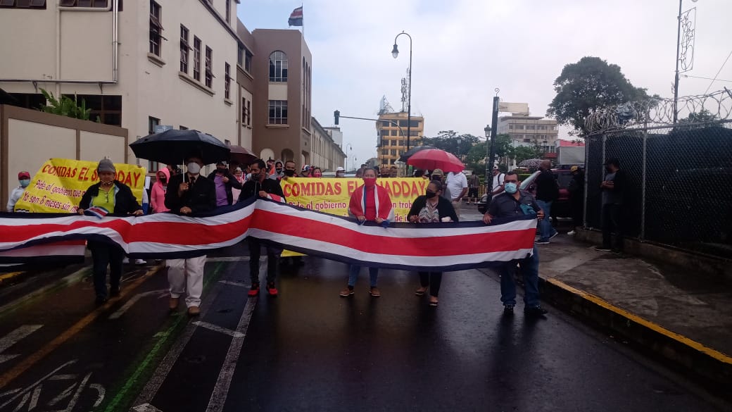 “Chinameros” de Zapote se manifiestan frente al Ministerio de Salud para que se les deje operar