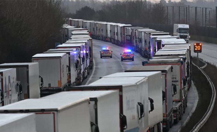 Caos y tensión en Reino Unido: miles de camioneros varados por el coronavirus exigen abandonar el país antes de Navidad