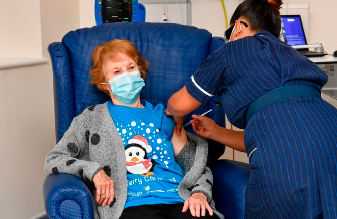 El Reino Unido inició la vacunación masiva contra el coronavirus: una mujer de 90 años fue la primera inmunizada