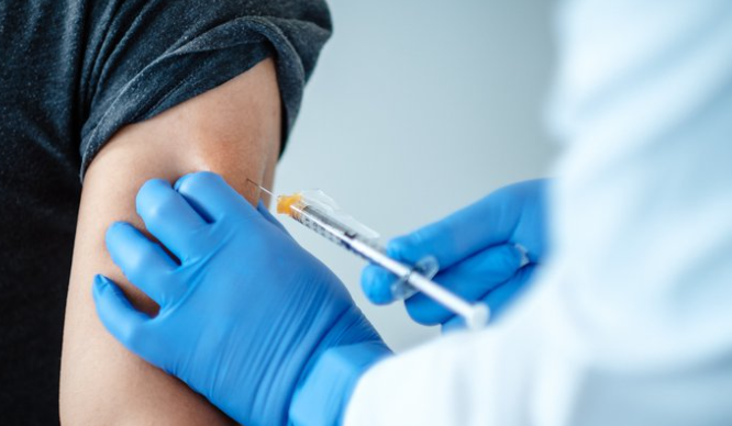 Vacunación contra covid-19 inicia este jueves con personal de salud y adultos mayores en hogares de larga estancia
