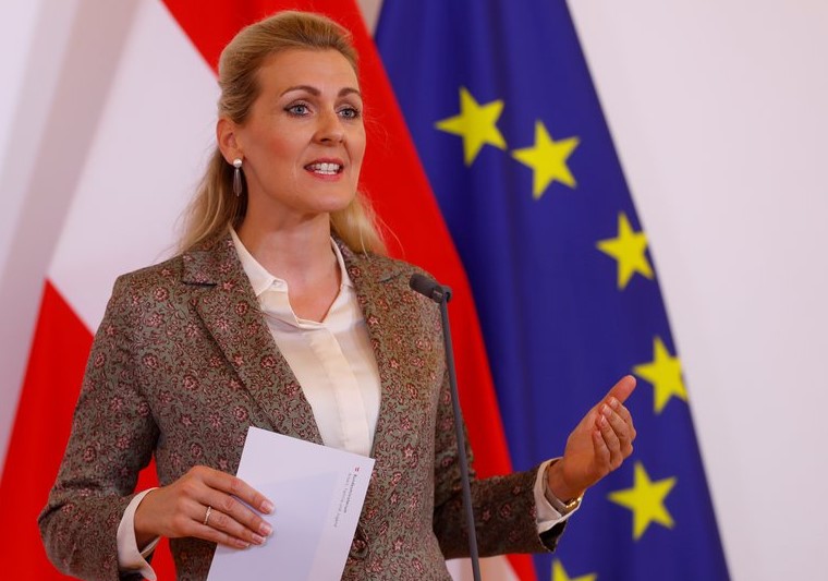 La ministra de Trabajo de Austria dimitió tras ser acusada de plagio en su tesis