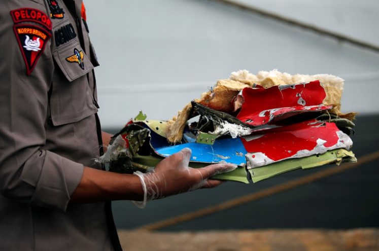 Encontraron restos humanos y la caja negra del avión que se estrelló en el mar de Indonesia