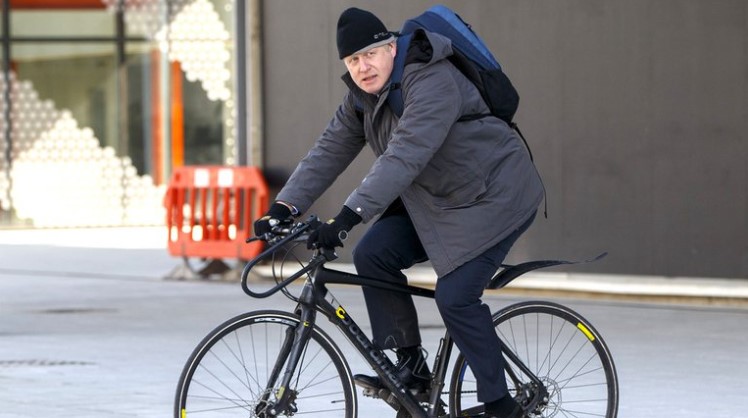 Duras críticas a Boris Johnson por andar en bicicleta lejos de su residencia, violando las restricciones