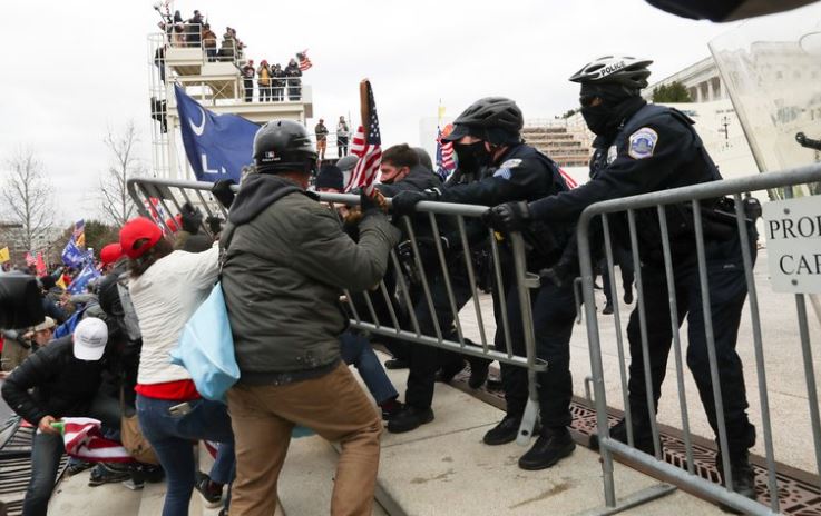 Tensión en Washington: el Senado de EEUU entró en receso por los disturbios ante las puertas del Capitolio