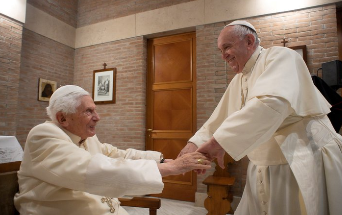 Benedicto XVI recibió la vacuna contra el coronavirus un día después que el papa Francisco