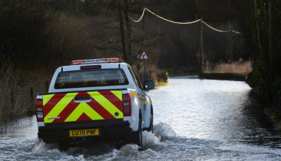 Las inundaciones en Gales amenazan una planta que produce vacunas de Oxford y AstraZeneca: intensos esfuerzos para salvarlas