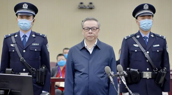 El régimen de Xi Jinping ejecutó a un ex banquero chino por “corrupción y bigamia”