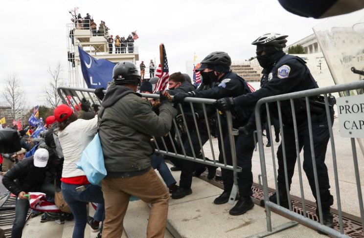 Partidarios de Donald Trump chocan con la policía en las escalinatas del Capitolio mientras se realiza la sesión especial para certificar la victoria de Joe Biden