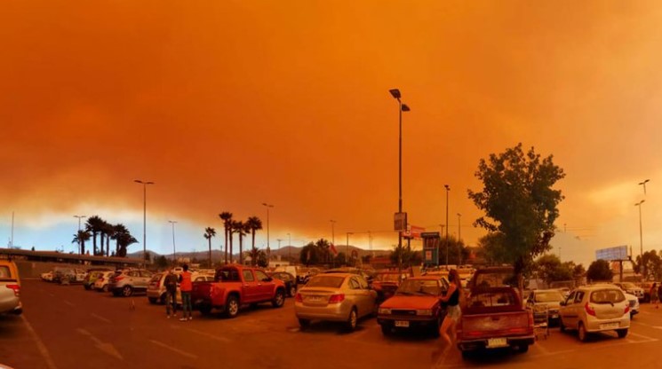 Chile: un incendio forestal descontrolado amenaza viviendas en la región de Valparaíso