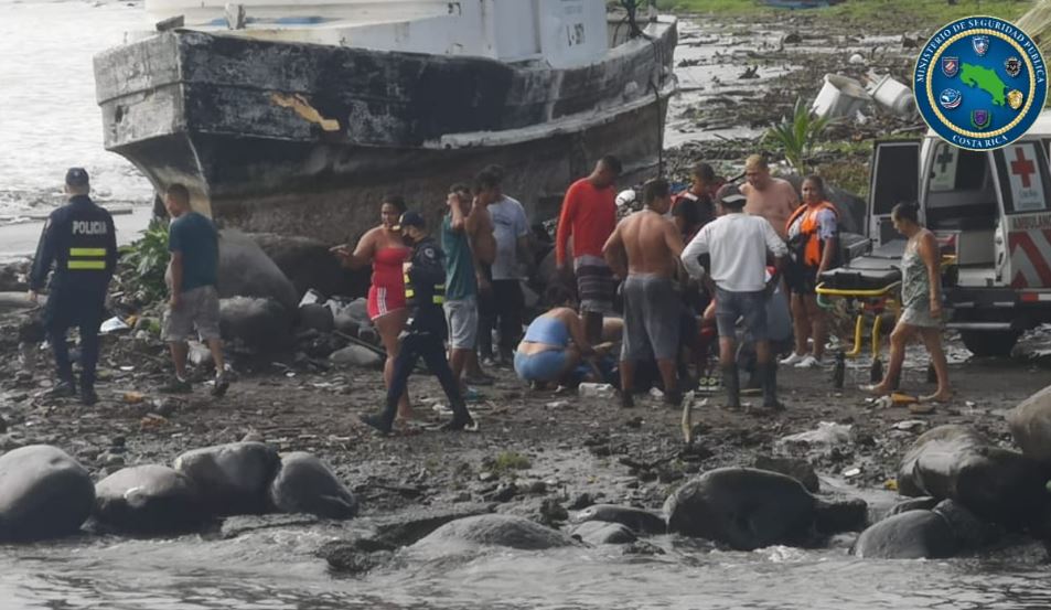 Mal tiempo provocó dos naufragios en Limón: Guardacostas rescató a nueve pescadores