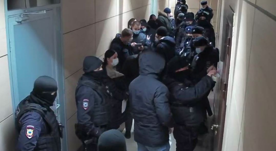Policía rusa allana departamentos de Alexei Navalny, máximo opositor a Vladimir Putin