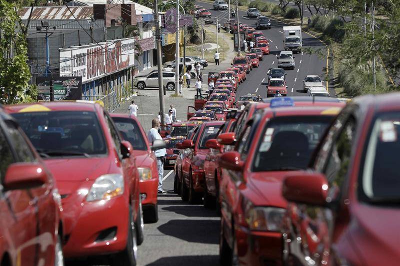 Taxistas piden restringir vehículos particulares entresemana para dar espacio al transporte público