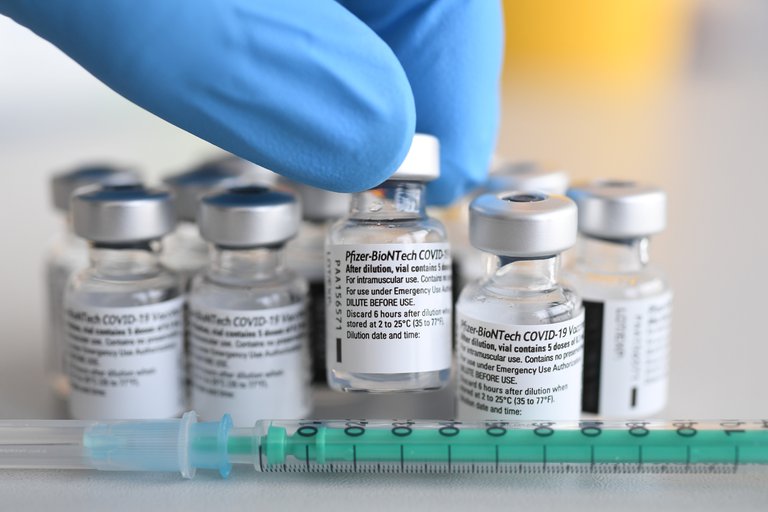 BioNTech elevó su proyección y estima que fabricará 2.000 millones de dosis de su vacuna este año, un 50% más que su cálculo previo