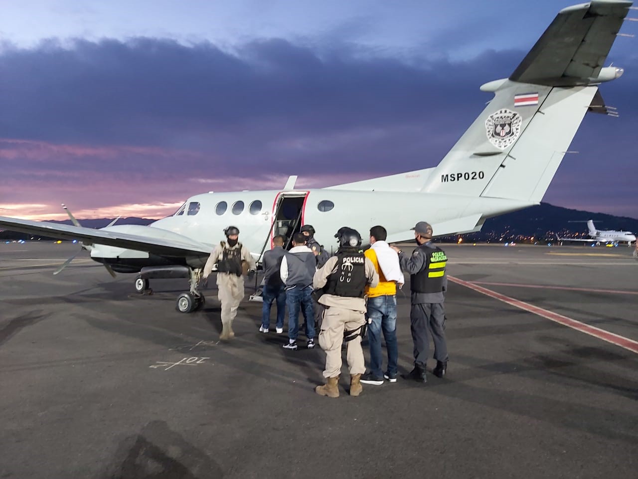 Pandemia obliga a utilizar aviones del SVA para deportar extranjeros con perfiles peligrosos