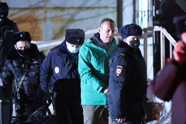 La justicia rusa acusa a Alexei Navalny por difamación y reiniciará el proceso para juzgarlo este miércoles