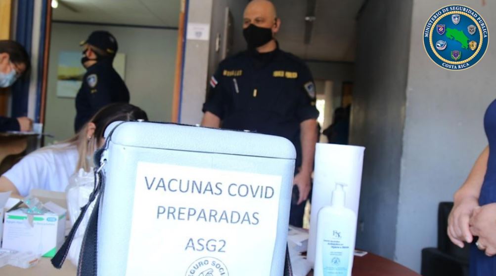 Vacunación contra Covid-19 en policías inició en delegación de Goicoechea