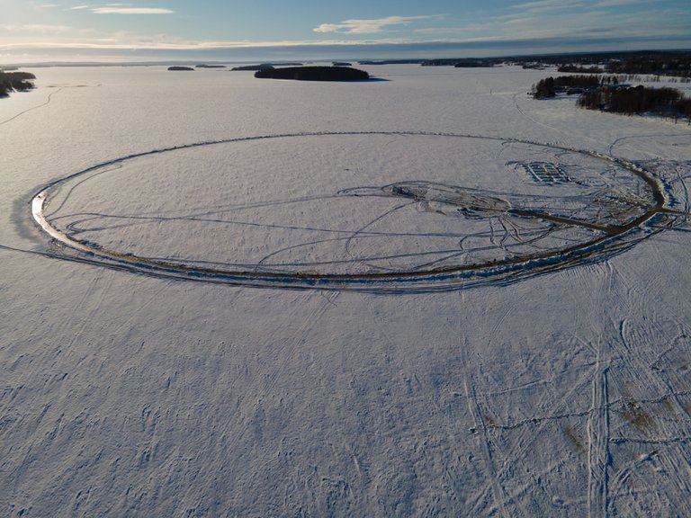 Finlandeses intentan construir el “carrusel de hielo” más grande del mundo para alertar sobre el cambio climático
