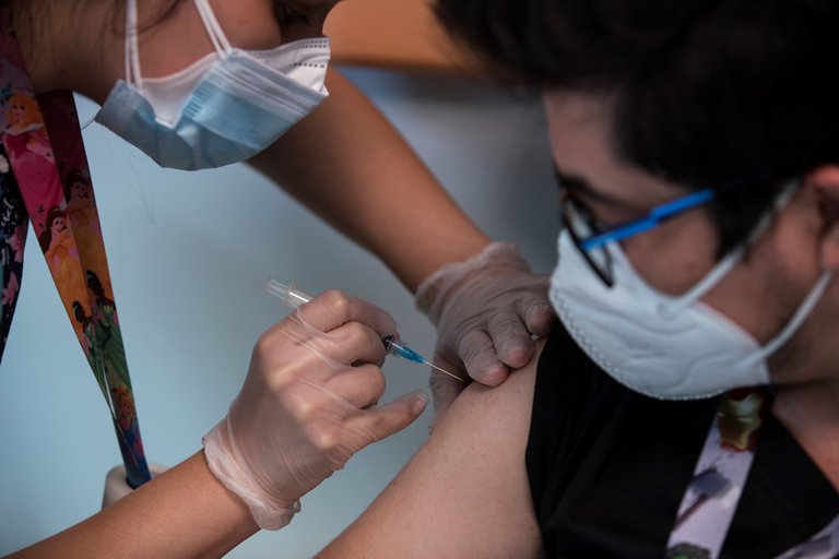 Chile espera haber vacunado contra el COVID-19 a 5 millones de personas para fines de marzo