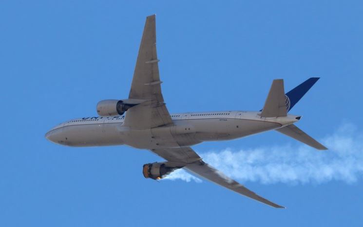 Boeing ordenó mantener en tierra todos los aviones 777 con modelo de motor que se incendió en Denver