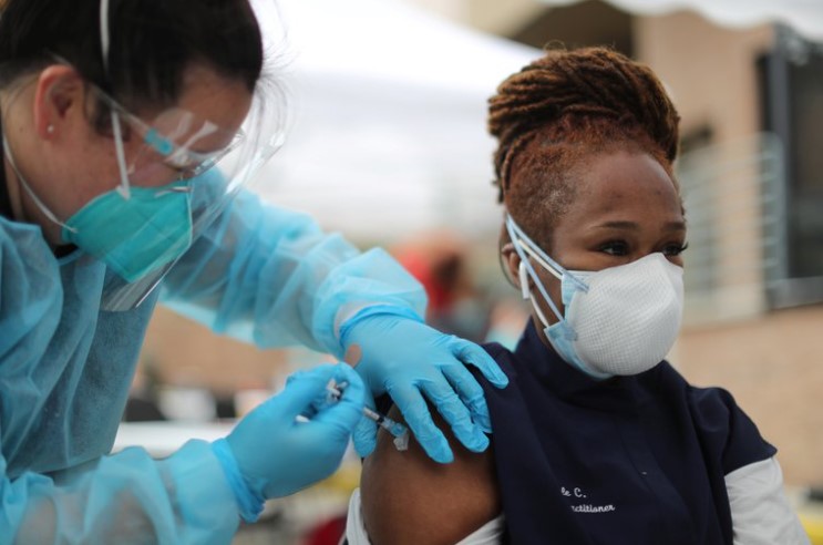 CDC de Estados Unidos dice que las personas vacunadas no necesitan aislarse tras exponerse al COVID-19