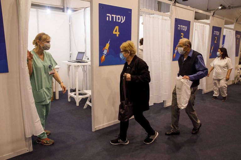 Israel ya vacunó contra el coronavirus al 90% de su población mayor de 60 años y cayeron las hospitalizaciones de esa franja etaria