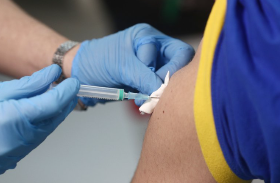 España bajó aún más el límite de edad para la vacuna de AstraZeneca/Oxford: solo la dará a personas menores de 55 años