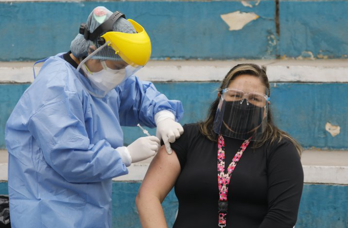 Perú recibirá este sábado otras 700.000 dosis de la vacuna Sinopharm contra el COVID-19