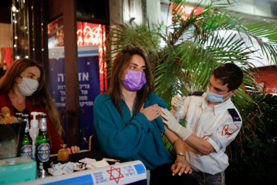 Un bar israelí ofrece una bebida gratis a quienes se vacunen contra el COVID-19 en el lugar