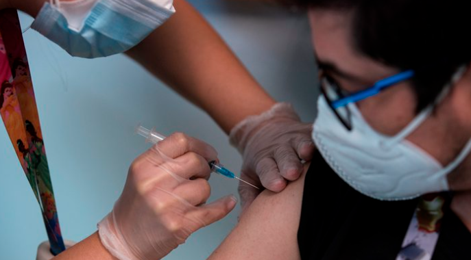Chile podría seguir los pasos de Israel e implementar un “carnet verde” para quienes se hayan vacunado contra el COVID-19