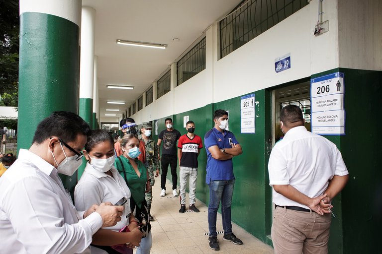 Largas filas para votar en Ecuador debido a medidas de seguridad por la pandemia
